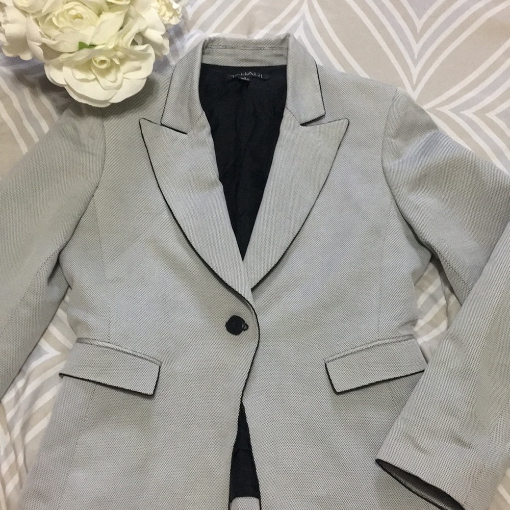 TAHARI BLAZER❤️